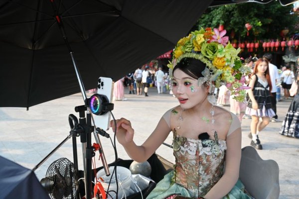 搭搭网 活力中国调研行丨福建蟳埔村：簪花如潮涌&#32;古村焕新生