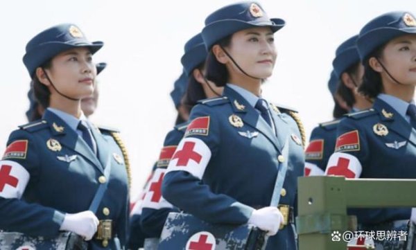沪深优配 女民兵方队红巾设计让人眼前一亮 展现女性风采